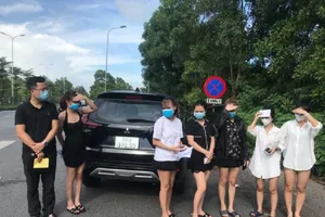 Bí ẩn chiếc ô tô chở 6 cô gái dùng 6 tờ giấy đi đường giả