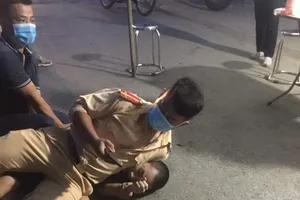Nam thanh niên không đeo khẩu trang, đấm công an tại chốt kiểm dịch