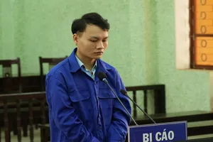 Giả mạo công an để cưới được vợ, sau đó giao cấu với trẻ em