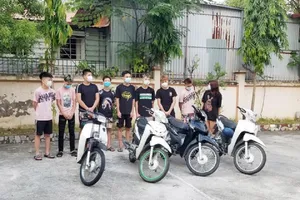 9 thanh thiếu niên ‘thông’ chốt kiểm dịch để… đi hóng gió