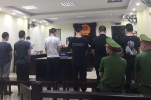 6 thiếu niên giả danh cán bộ chống dịch cưỡng đoạt tiền người đi đường