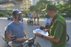 Từ sáng mai, Hà Nội chính thức kiểm tra giấy đi đường theo mẫu mới