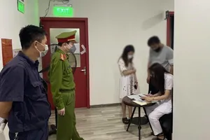 Bất chấp COVID-19, 25 người tụ tập ở trung tâm thương mại chơi golf điện tử