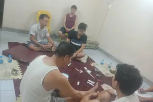 Đánh bạc giữa mùa dịch, 7 người bị khởi tố còn chịu phạt 105 triệu đồng