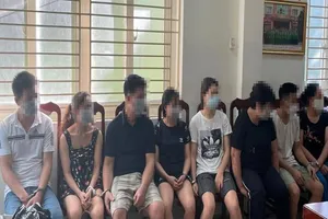 Rủ 11 hàng xóm sang nhà đánh bạc giữa dịch COVID-19