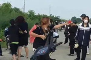 2 nữ sinh kéo theo 50 người, cầm dao và tuýp sắt đánh nhau