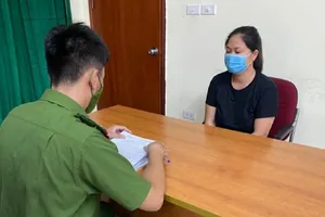 Người phụ nữ say xỉn, đánh công an tại chốt kiểm soát dịch ở Hà Nội