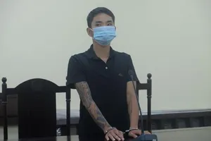 Chửi bới, túm tóc cán bộ công an khi được nhắc đeo khẩu trang