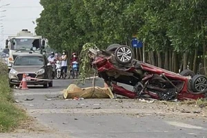 Xe con biến dạng sau va chạm với xe tải, 3 người tử vong