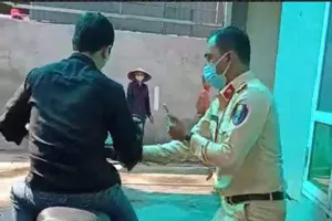 Thông chốt kiểm dịch, bỏ chạy 2,5km rồi cầm dao dọa cán bộ