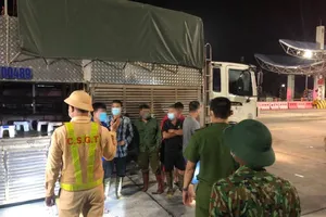 4 người trốn trong thùng xe chở heo để thông chốt kiểm dịch