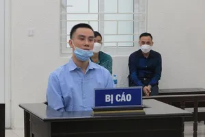 Bị đâm nguy kịch vì ép người khác uống rượu