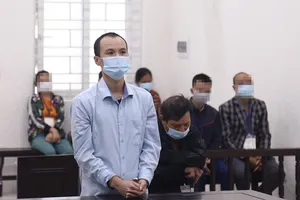 2 cha con truy sát người rửa xe vì... láo