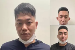 Cảnh sát mật phục, bắt ổ tín dụng đen ‘khủng bố’ con nợ bằng chất bẩn