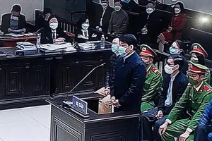 Luật sư của cựu chủ tịch Nguyễn Đức Chung xuất trình 'vật chứng quan trọng’