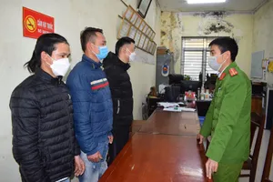 ‘Khủng bố’ con nợ bằng dầu luyn và mắm tôm