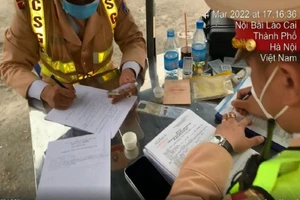 Bị CSGT phát hiện dương tính ma túy, tài xế nói do… uống thuốc chống COVID-19