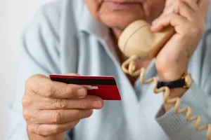 Nhiều cụ già tại Hà Nội bị mất tiền tỉ vì chiêu lừa giả danh công an