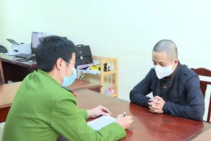 4 ô tô bị bắn vỡ kính vì đậu chắn trước cửa nhà người khác