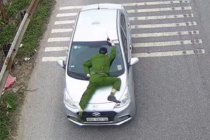 Ô tô lao thẳng vào tổ công tác, hất 1 chiến sĩ lên nắp capo