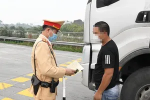 Bị phạt 11 triệu, tước giấy phép lái xe vì chở quá tải để ‘bù lỗ’ giá xăng 