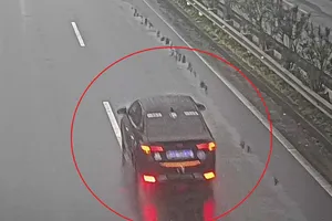 Ô tô ‘nhái’ biển số xanh, chạy ngược chiều trên cao tốc suốt 15 km