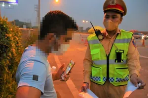 Xin bỏ qua vi phạm không được, tài xế quay sang chống đối rồi lại bật khóc