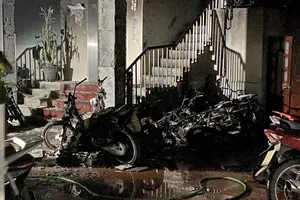 Hà Nội: Cháy lớn, 1 người chết, cảnh sát cứu được 4 trẻ em