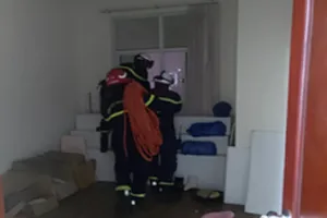 Cảnh sát đu dây từ tầng 20, cứu nam sinh lớp 9 định nhảy lầu tự tử