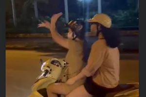 Buông 2 tay để ‘múa quạt’ khi lái xe, cô gái bị phạt 8,8 triệu đồng 