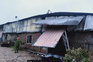 Cháy lớn tại xưởng cắt vải, con trai chủ nhà xưởng tử vong