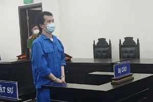 Tài xế xe ôm ‘cậy thế’ CSGT, ‘bảo kê’ hàng loạt xe thông chốt kiểm dịch