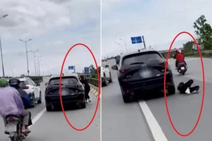 Chồng nhấn ga cho ô tô chạy, khi vợ đang bám vào hông xe