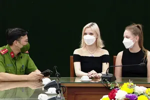 Công an trao trả điện thoại cho 2 nữ du khách người Nga