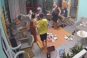 Cách chức phó trưởng công an phường vì đánh người dân giữa đêm