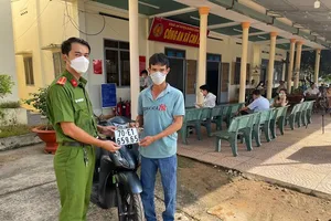 Những người dân đầu tiên được cấp biển số xe máy tại công an xã