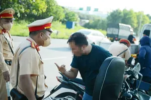 Đi xe máy vào cao tốc, bị xử phạt thì dọa 'vào Bệnh viện K sẽ gặp anh'