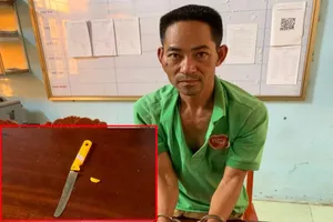 Tài xế ô tô tăng ga bỏ chạy, dùng dao đâm vào bụng trung úy công an