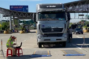 CSGT mật phục xử lý xe cơi nới, có tài xế chây ỳ suốt 7 giờ đồng hồ