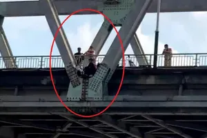 CSGT khuyên giải, cứu người phụ nữ mang bầu định nhảy cầu tự tử