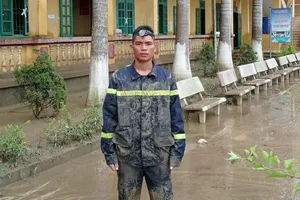 1 chiến sỹ cảnh sát PCCC cứu 105 học sinh thoát khỏi cơn lũ