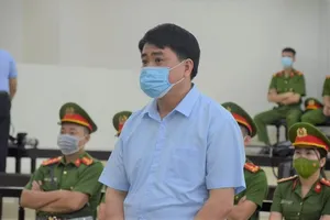 Có nhiều bằng khen, giấy khen..., bị cáo Nguyễn Đức Chung được tòa tuyên giảm án 1 năm tù