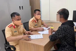 Tài xế xe tải chạy ngược chiều cao tốc bị phạt 17 triệu, treo bằng lái 6 tháng