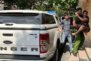 Công an đến tận nhà đón cụ già, người tàn tật đi làm CCCD gắn chip