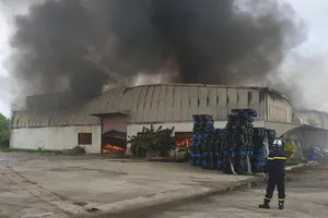 100 cảnh sát và 15 xe chữa cháy dập lửa tại Khu công nghiệp Quang Minh, Hà Nội