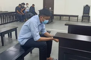 Nhân viên quán karaoke lừa chạy án, 'cuỗm' gần 1 tỉ đồng