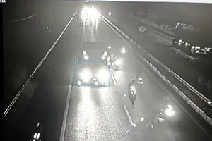 CSGT chặn 20 xe máy lao trên cao tốc TPHCM - Long Thành - Dầu Giây