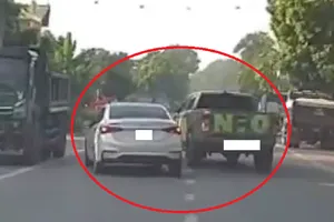 Xử phạt 2 người lái ô tô chèn ép nhau trên quốc lộ