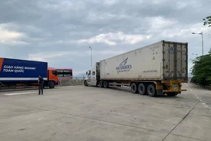 Bị CSGT xử phạt, tài xế đầu kéo lái xe chặn ngang cao tốc