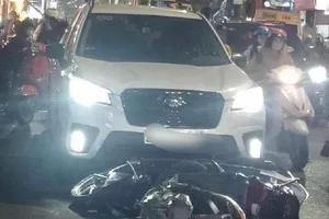 Hà Nội: Ô tô tông liên hoàn vào nhiều xe máy đang dừng đỗ